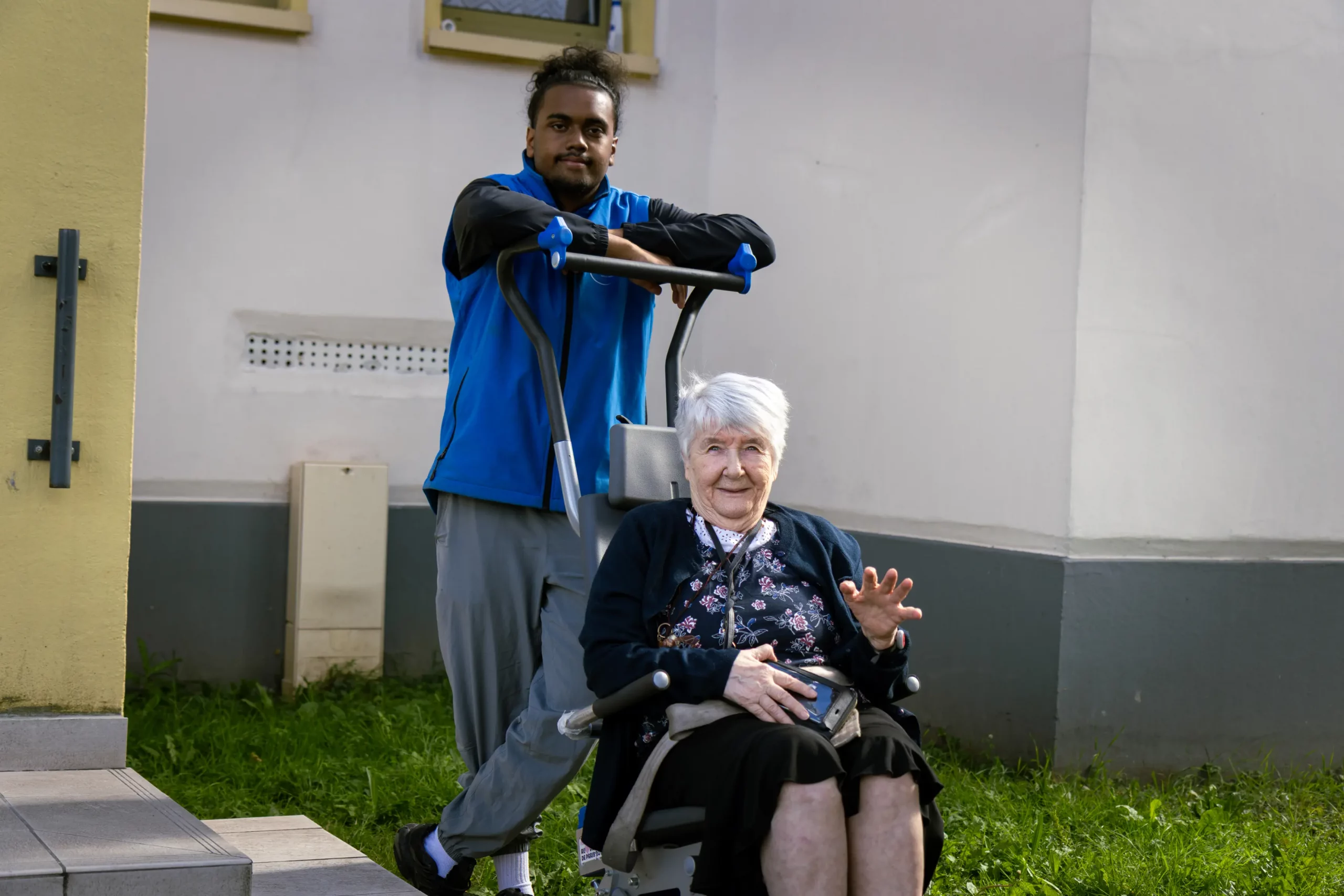 SAMV-monte-escalier-electrique-dame-agee personne handicapée