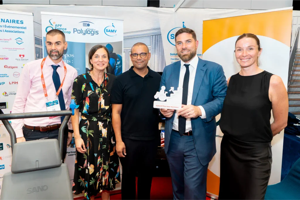 Remise de prix à Vincent Jeanbrun, ministre de la Ville et du Logement sur le stand SAMV.